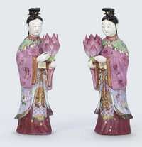 18TH/19TH CENTURY A PAIR OF FAMILLE ROSE ‘LADY’ CANDLE-HOLDERS